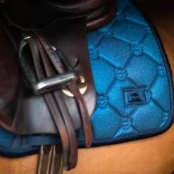 Zadeldek Equestrian Stockholm Blue Meadow Glimmer Blauw -Rij Gerei Verkoop zadeldek equestrian stockholm blue meadow glimmer blauw 1500x1500 174161