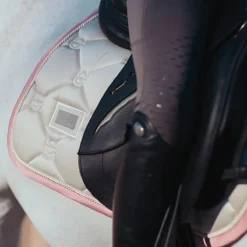 Zadeldek Equestrian Stockholm Desert Rose Lichtroze -Rij Gerei Verkoop zadeldek equestrian stockholm desert rose lichtroze 1500x1500 147530