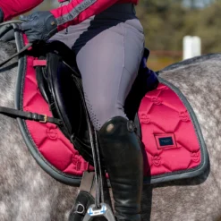 Zadeldek Equestrian Stockholm Wild Rose Donkerroze -Rij Gerei Verkoop zadeldek equestrian stockholm wild rose donkerroze 1500x1500 155989