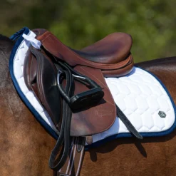 Zadeldek QHP Eldorado Wit-donkerblauw -Rij Gerei Verkoop zadeldek qhp eldorado wit donkerblauw 1500x1500 101806