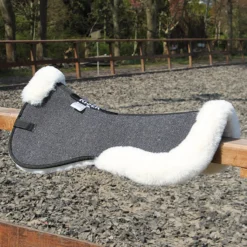 Zadelonderlegger Harry's Horse Riser Pad Faux Fur Black-beige -Rij Gerei Verkoop zadelonderlegger harry s horse riser pad faux fur black beige 1500x1500 124336